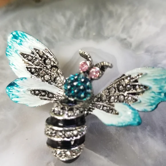 Vintage Bee Brooch - Picture 2 of 4